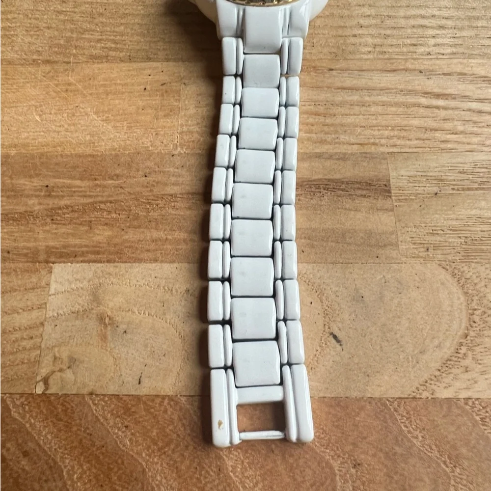 Unbranded Ladies white crystals fashion watch NEW BATTERY